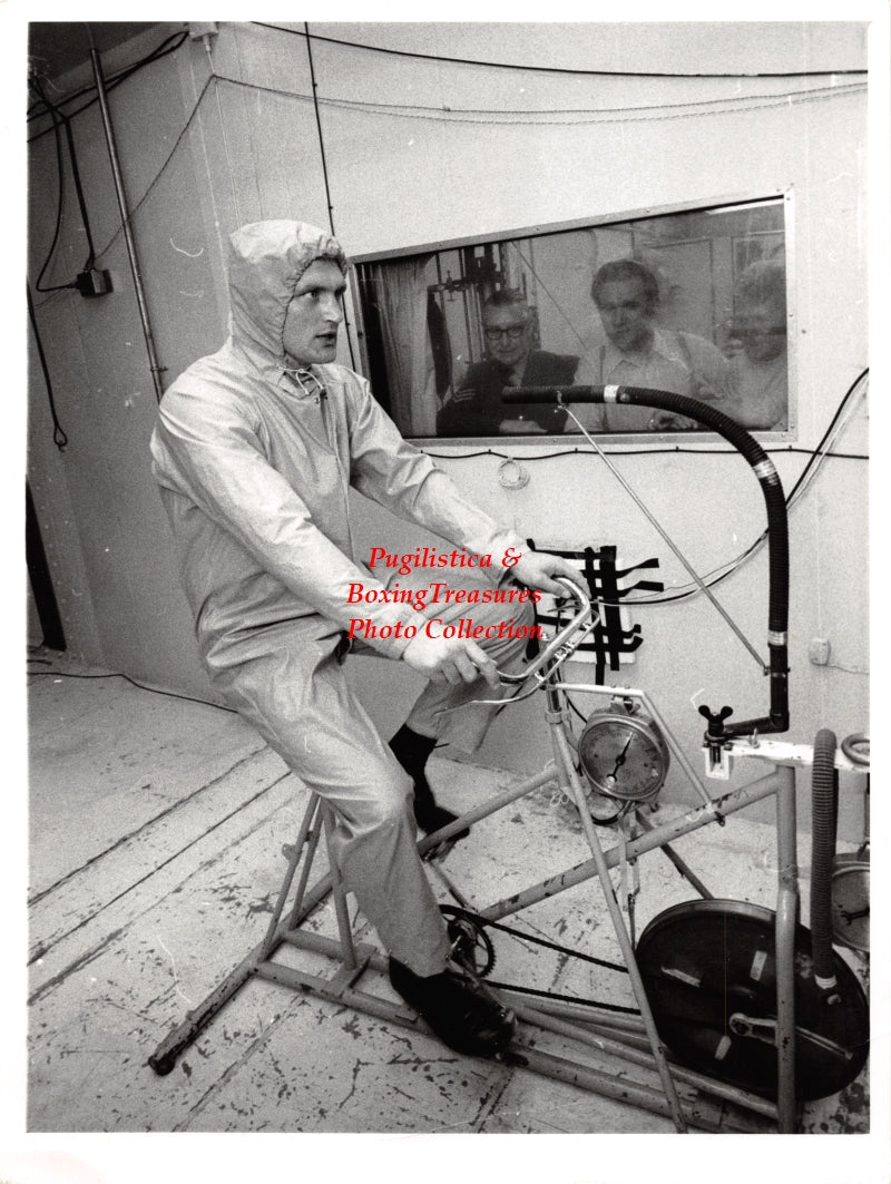 Boxing Photo #1382 - Joe Bugner - vintage press photograph