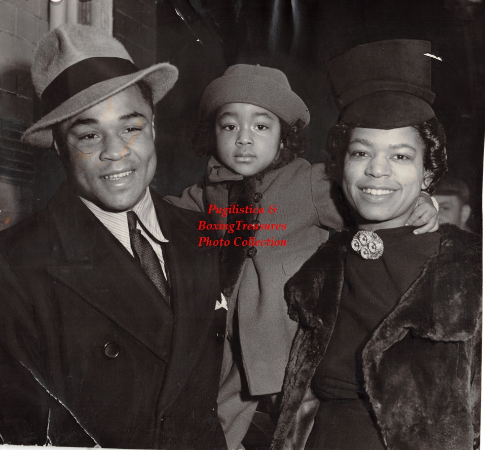 Boxing Photo #1416 - Henry Armstrong and Family - Vintage 1938 Press Photograph