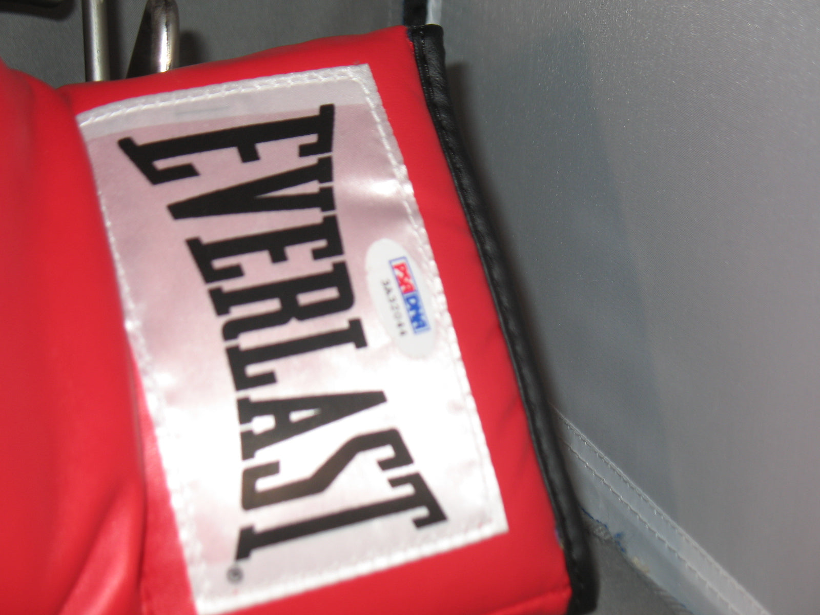 James "Buster" Douglas Autographed / Signed Everlast Boxing Glove PSA/DNA - Heavyweight Champion