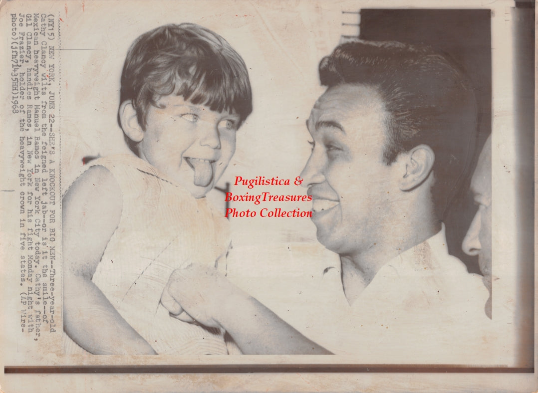 Boxing Photo #1401 - Manuel Ramos - Vintage 1968 Wire Photograph